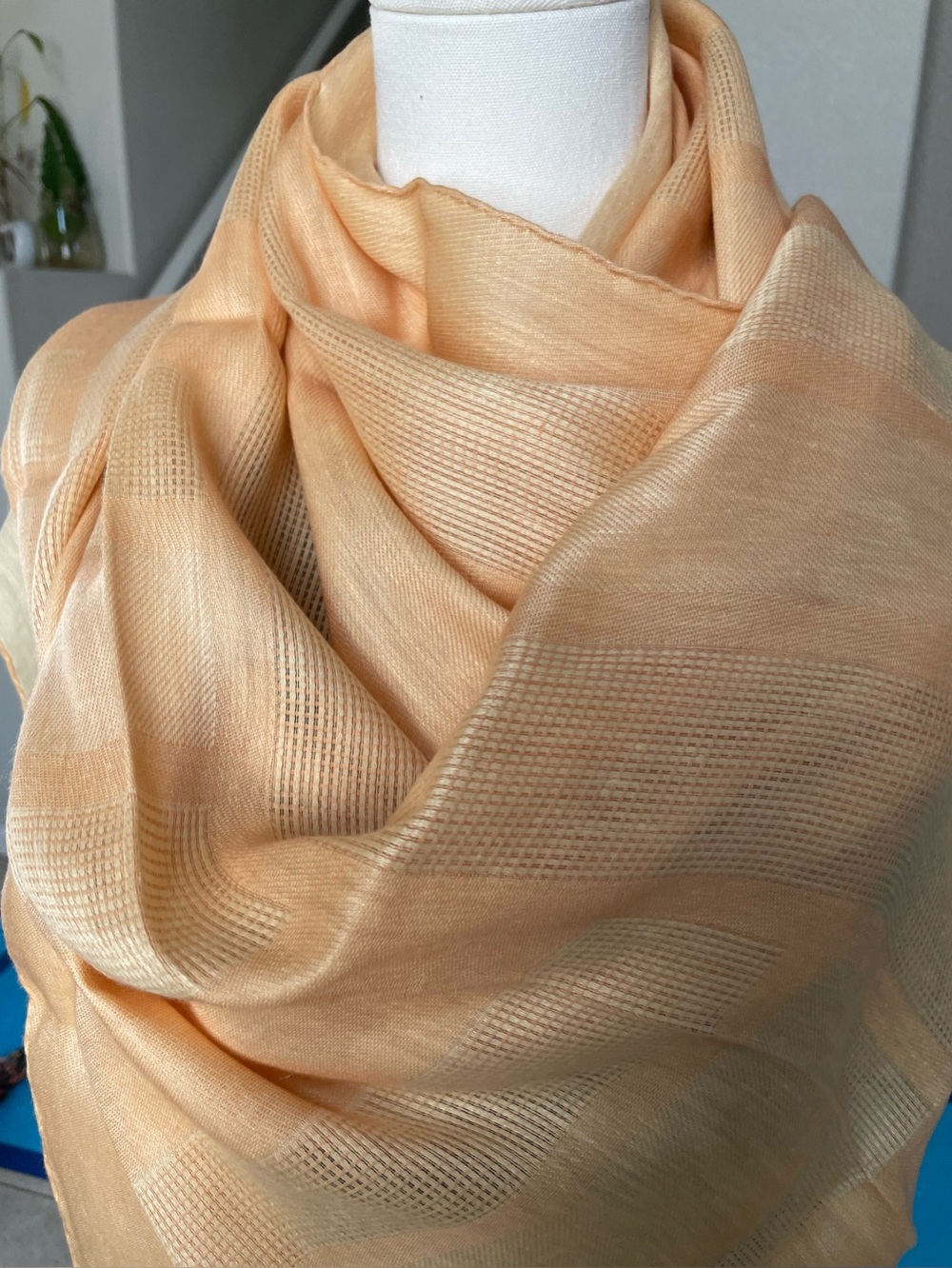 Salvatore Ferragamo Peach Linen Blend Geometric Open Weave Oversized Shawl Scarf - Picture 4 of 8
